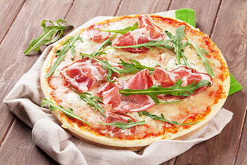 Pizza mit Mozzarella, Parmaschinken, Rucola, Parmesankäse (ohne Goudakäse)