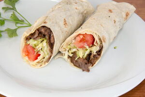 Grill-Dürum (Teigrolle) mit Grillfleisch, Salat und Zaziki 