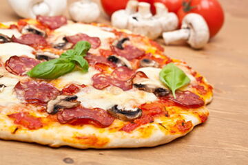 Pizza mit Salami und Champignons