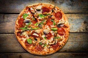 Pizza mit Rindersalami, frischen Champignons