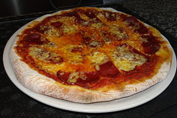 Pizza mit Rinderknoblauchwurst