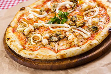 Pizza mit Muscheln, Paprika und Oliven