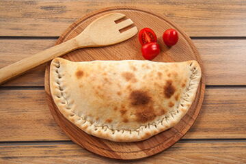 Pizza Grill Calzone mit Döner, Zwiebeln und frischen Tomaten