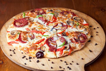 Pizza mit Peperonisalami und Paprikastreifen