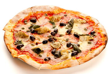 Pizza mit Schinken, Champignons, Artischocken und Thunfisch