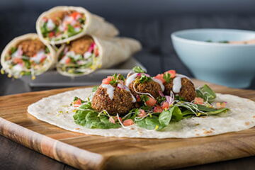 Fallafel Tasche mit Salat und Joghurtsoße