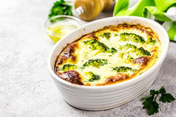 Broccoli überbacken in Tomaten-Sahnesoße, Broccoli, frischen Champignons, frischen Tomaten mit Mozzarella überbacken 