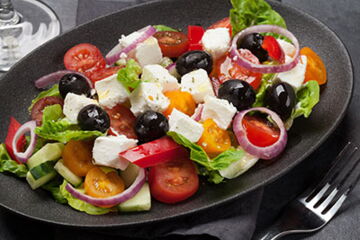 Hirtensalat mit Eisbergsalat, Tomaten, Gurken, Paprika, Zwiebeln, Peperoni, Oliven und Hirtenkäse