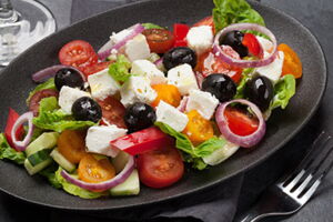 Hirtensalat mit Eisbergsalat, Tomaten, Gurken, Paprika, Zwiebeln, Peperoni, Oliven und Hirtenkäse