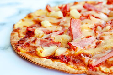 Pizza mit Schinken und Ananas