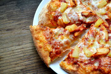 Pizza mit Hähnchenbrust, Ananas und Currysauce