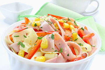 Schinkensalat mit Schinken, Eisbergsalat, Tomaten, Gurken, Paprika, Mais und Käse