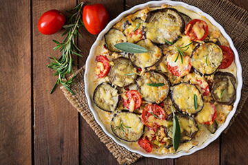 Auberginen überbacken in Tomaten-Sahnesoße, Auberginen, frischen Champignons, Tomaten, Knoblauch mit Mozzarella überbacken