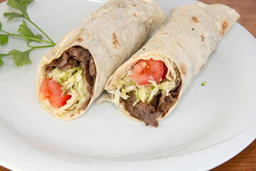 Grill-Dürum (Teigrolle) mit Grillfleisch, Salat und Zaziki 