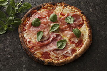 Pizza mit Mozzarella, Parmaschinken und Basilikum
