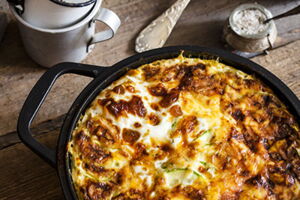in Tomaten-Sahnesoße, mit Grillfleisch, frischen Tomaten, Reis & Goudakäse überbacken