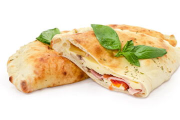 Calzone Pizza Tasche mit Salami, Schinken und Champignons