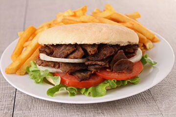 mit Grillfleisch, Pommes und Zaziki 
