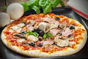 mit Salami, Schinken, Oliven, Champignons, Artischocken und Paprika